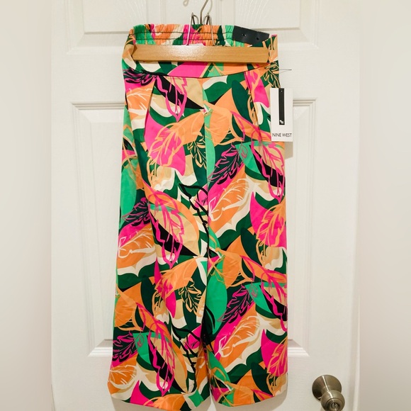 Nine West Pants - NWT Nine West size XS Colorful Floral Cullote Pants 🏝️